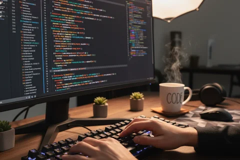 Developer przy pracy z kodem