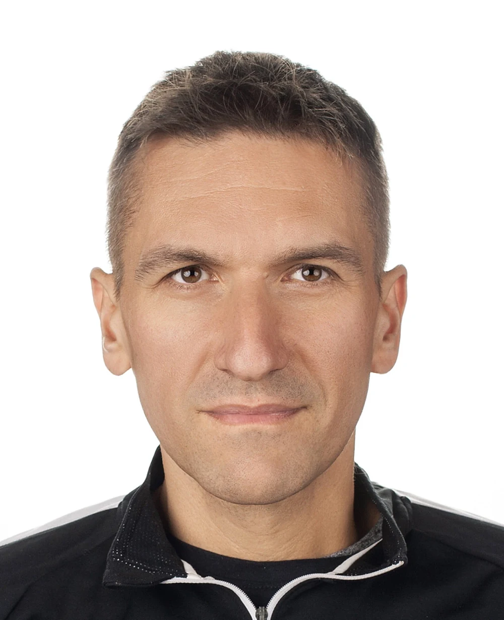 Tomek Wojciechowski — portret na jasnym tle