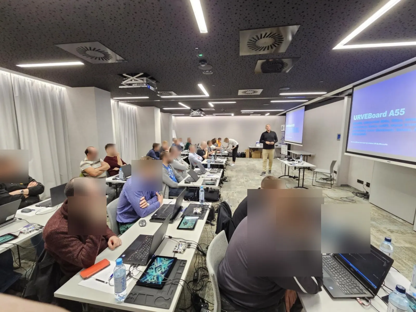 Warsztaty ARM 2023 — sala pełna inżynierów z laptopami i płytkami deweloperskimi (zdjęcie 1 z 5)