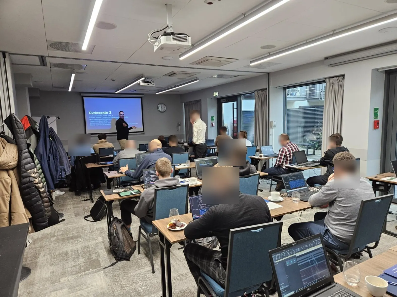 Warsztaty ARM 2023 — sala pełna inżynierów z laptopami i płytkami deweloperskimi (zdjęcie 2 z 5)