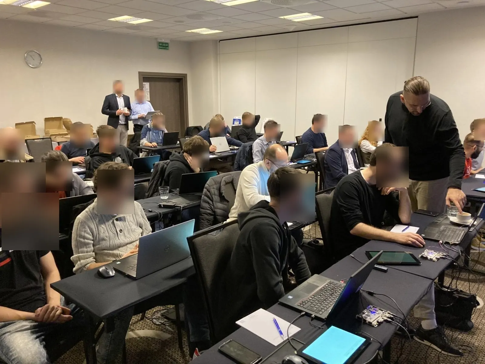 Warsztaty ARM 2023 — sala pełna inżynierów z laptopami i płytkami deweloperskimi (zdjęcie 4 z 5)